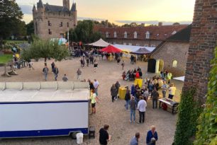 Video: Kermismatinee op het binnenplein van Kasteel Doornenburg Video: Kermismatinee op het binnenplein van Kasteel Doornenburg