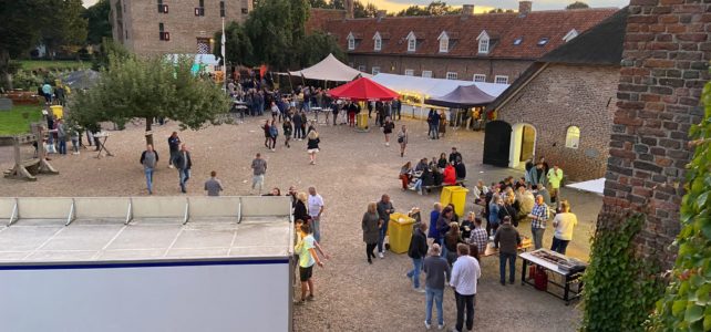 Video: Kermismatinee op het binnenplein van Kasteel Doornenburg Video: Kermismatinee op het binnenplein van Kasteel Doornenburg