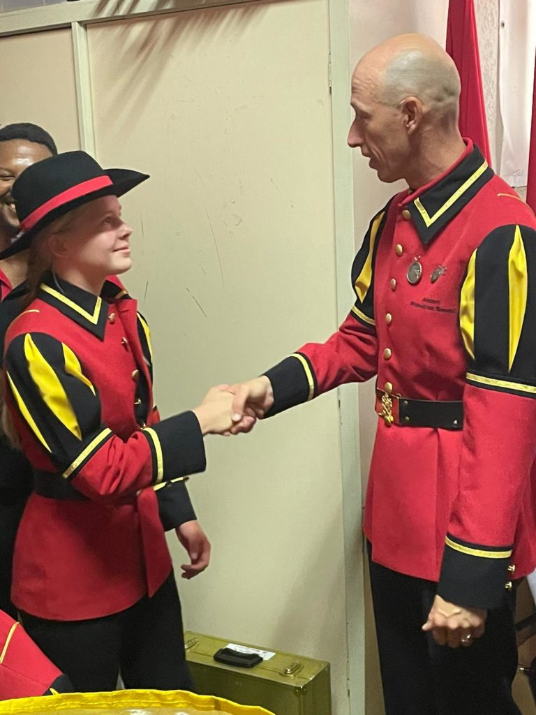 uitreiking van een diploma met medaille